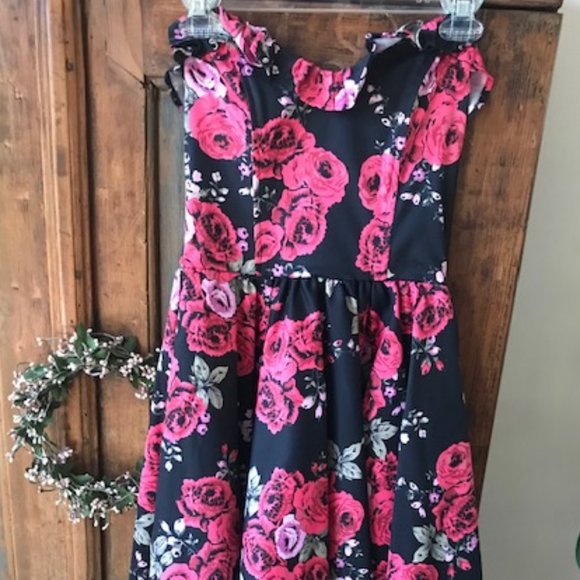 Pinup Couture Bela Strapless Bustier Swing Dress in Red Roses Sateen - Picture 3 of 11